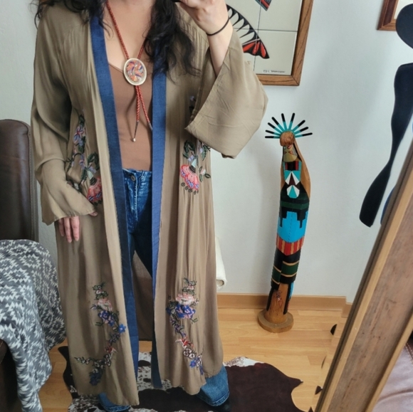 SALE‼️SECRET GARDEN Embroidered Floral Kimono - Picture 3 of 12